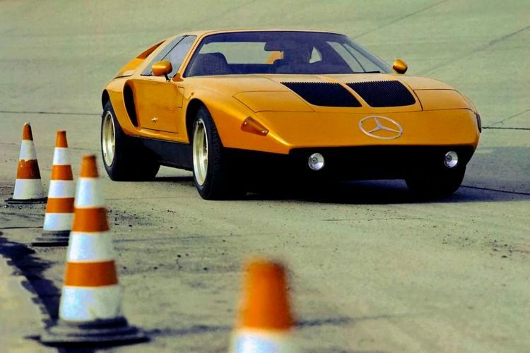 Den C 111 entwickelte Mercedes-Benz als Versuchsträger mit Wankel- und Dieselmotoren mit Turboladern. Zusätzlich experimentierten die Stuttgarter mit Flügeltüren und Klappscheinwerfern. Von dem 1969 präsentierten Modell entstanden in zehn Jahren vier Varianten. (Foto: Stephan Lindloff)