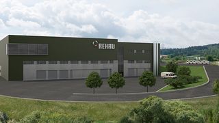 Rehau investierte etwa 60 Millionen Euro in eine neue Lackieranalage samt Logistikhallen mit Montageeinheiten. (Rehau)