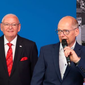 Klaus und Sohn Andreas Frank (am Mikrofon) berichteten über die sechs Jahrzehnte der Firmengeschichte. Der Seniorchef übernahm die ersten, der Juniorchef die zweiten 30 Jahre.(Bild:  Diehl – VCG)
