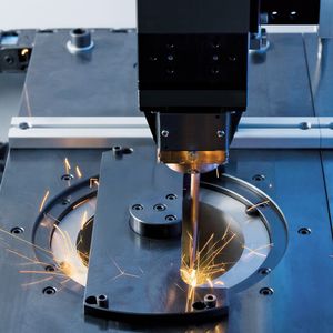 Bild 1: Laserschweißen eines Synchronrads auf ein Zahnrad. Der Faserlaser in der ELC-160-Anlage sorgt für halbierte Betriebskosten.