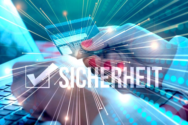 Sicherheitszertifikate wie das „IT-Sicherheitskennzeichen“ des BSI minimieren die Risiken für die User, da es quasi eine „Echtzeitüberwachung“ ermöglicht. Per QR-Code kann tagesaktuell geprüft werden, ob es Schwachstellen gibt oder Sicherheitsupdates verfügbar sind. (Bild: studio v-zwoelf - stock.adobe.com)