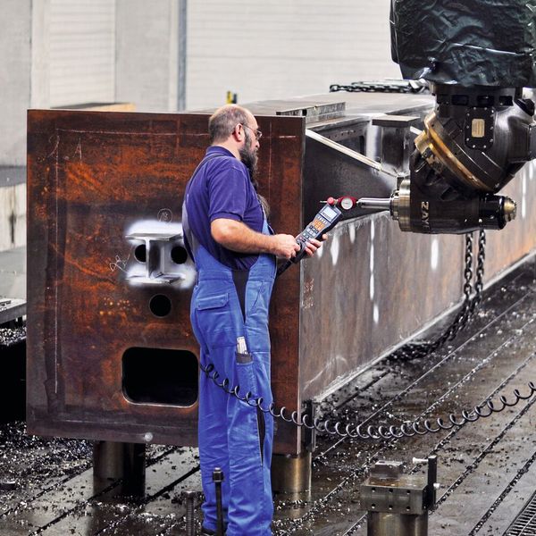 Größe allein ist nicht alles: In der Großteilefertigung von Windschiegl wird auch hohe Genauigkeit verlangt. Michael Walbrunn misst sorgfältig nach. (Bild: Windschiegl)