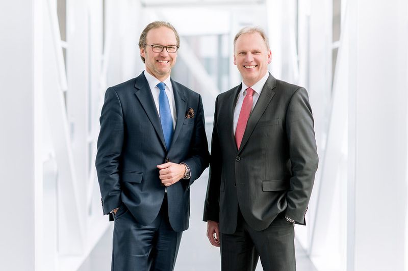 „Gemeinsam mit Steelco können wir unseren Anspruch auf die Qualitäts- und Innovationsführerschaft jetzt mit einem deutlich vergrößerten Produktportfolio verbinden und so unsere Marktposition weiter ausbauen“, freut sich Andreas Barduna, kaufmännischer Leiter des Geschäftsbereichs Miele Professional (li.), mit dem technischen Leiter Michael Krimpmann (re.). (Frauke Schumann / Miele)