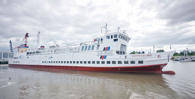 Die MS Ostfriesland ist von MWB zusammen mit Rittal auf Flüssiggas umgerüstet worden. Bei dem anspruchsvollen Projekt war vor allem der enge Platz auf dem Schiff eine Herausforderung. (Rittal/LightUp Studios)