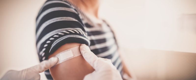 An viele Impfungen erinnert sich unser Immunsystem mitunter ein Leben lang. Warum das so ist, konnten Forschende nun aufklären. (Symbolbild)(Bild: ©  candy1812 - stock.adobe.com)