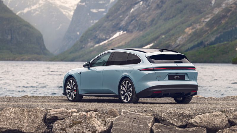 Ein Dachspoiler und ein durchgezogenes Leuchtenband gehören bei Nio immer dazu. (Bild: Nio)