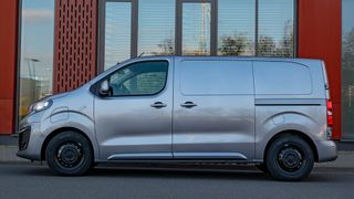 Der Peugeot E-Expert komplettiert zusammen mit dem Citroën E-Jumpy und dem Opel E-Zafira das elektrifizierte Transporter-Trio des PSA-Konzerns. (Bild: Peugeot)