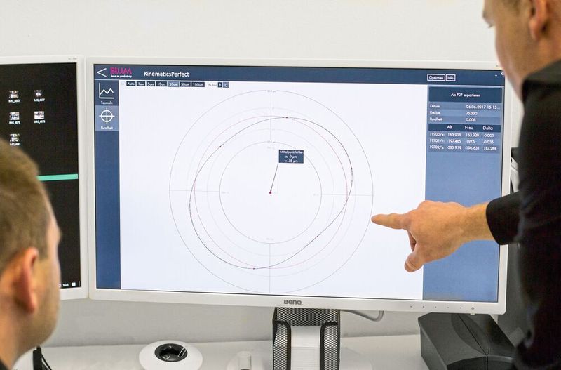 Zur erweiterten Messdatenanalyse nutzen die Disterhoft-Brüder die Kinematicsperfect-​PC-Software. Sie erlaubt eine einfache Leistungsbeurteilung der Maschinenkinematik. (Blum-Novotest)