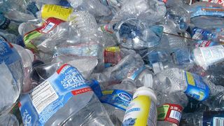 Das chemische Recycling bietet die Möglichkeit, Additive wie UV-Stabilisatoren oder Farbstoffe zu entfernen und so einen neuen, sortenreinen Kunststoff herzustellen. (Bild: frei lizenziert)