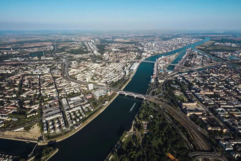 3. Ludwigshafen - Am BASF-Stammsitz arbeiten rund 39.000 Mitarbeiter - gut ein Drittel der weltweiten Belegschaft des Chemieriesen. Das Areal von 10.000.000 m2 ist zugleich Stammsitz von sieben der insgesamt 13 Unternehmensbereiche der BASF.
 (Bild: BASF SE)