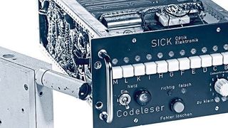 Erfindung von 1967: Der Optikkopf CLK1 mit Auswerteeinheit CLE1 diente zur optoelektrischen Identifizierung eines am Codeleser vorbeigeführten Körpers, auf dem entsprechende Identifizierungsmarken angebracht waren.  (Sick)