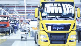 Lkw-Montagelinie bei MAN in München – hier werden Trucks mit einem zulässigen Gesamtgewicht von 18 bis 41 t gefertigt. (Bild: MAN)