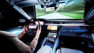 Audi hat an einem sehr seriennahen Pkw-Fahrsimulator eine KI mit nutzerspezifischem Sprachstil entwickelt. (Bild: Audi)