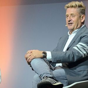 Seat-Chef Wayne Griffiths (rechts) im Gespräch mit IfA-Direktor Prof. Stefan Reindl über Cupra: „Es gibt Kunden, die etwas Neues haben wollen und die neue Werte vertreten und auch darauf achten, dass die Marke, die sie kaufen, ein ähnliches Wertesystem hat.“(Bild:  Rehberg / VCG)