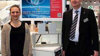 Dr. Anna Buling von der ELB-F&E und Geschäftsführer Jörg Zerrer erklären die Applikation und Vorteile der PEEK-Beschichtung mittels Zweistrahllaser auf Aluminium und Magnesium. Diese robuste Schicht hält das Hunderfache aus als übliche Schutzapplikationen. Außerdem vermidert sie die Reibung sehr, wodurch bewegte Systeme energieeffienter arbeiten, heißt es. (Königsreuther)