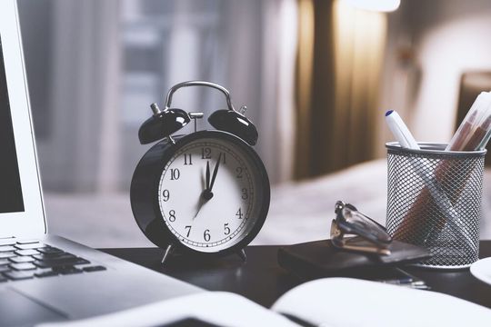 Alltägliche Ablenkungen, wie E-Mails oder andere Anfragen, führen oft dazu dass wenig Zeit für Kreativität am Arbeitsplatz bleibt. Alltägliche Ablenkungen, wie E-Mails oder andere Anfragen, führen oft dazu dass wenig Zeit für Kreativität am Arbeitsplatz bleibt.