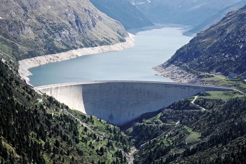 Für die vier Standorte des Kraftwerksprojekt Hinterrhein müssen Schaltschränke und Serversysteme konstruiert und gefertigt werden. Im Bild: Stausee und Staumauer im Valle di Lei. (Bild: Eplan)