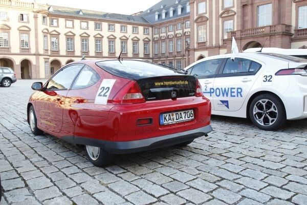 Bertha Benz Challenge 2012, 1. Tag: Ankunft der Teilnehmer am Mannheimer Schloss. Im Bild der Honda Insight Hybrid des BSM/Solarmobil Karlsruhe e.V. (Ulrich Steinlechner)