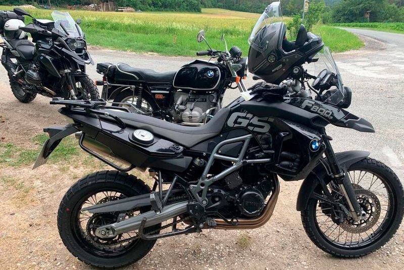 Mit dabei waren drei sehr unterschiedliche BMW-Motorräder – aber alle in Schwarz. (Bild: »kfz-betrieb«/Schweitzer)
