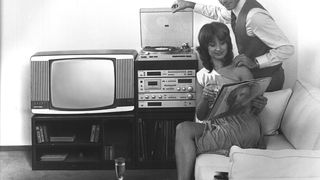 Mach dir ein paar schöne Stunden: Vor wuchtigen Tonmöbeln, damals nannte man so die Hifi-Fernseh-Kombinationen, machte es sich der Bundesbürger 1981 bequem. Auf Dekor und Kratzfestigkeit achtete er genauso, wie auf die musikalischen Werte der Anlage  (Bild: Center Press/Archiv Kluger.eu)