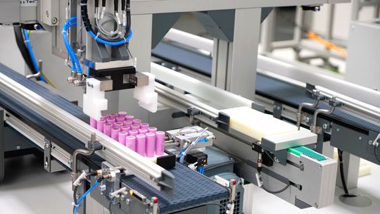 Minitec bietet als Neuerung auch Montageanlagen für die Batterieproduktion an.(Bild:  Minitec)