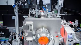 Versuchsaufbau, der mittels Photolumineszenz ermöglicht, den gewünschten LED-Farbton im laufenden Prozess erstmals direkt zu kontrollieren.
 (Bild: Ingo Noevermann)