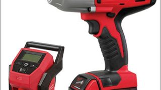 Der Akkuschlagschrauber und der handliche Kompressor leisten auch in der Werkstatt gute Dienste. (Förch)