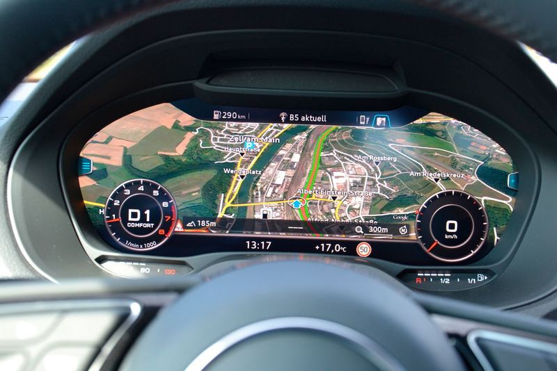 … staunen Fahrer und Passagiere nicht schlecht, sobald sie diese Kartenansicht entdecken. Eine solch komfortable Darstellung hat in dieser Fahrzeugklasse derzeit noch Seltenheitswert.  (Michel/»kfz-betrieb«)