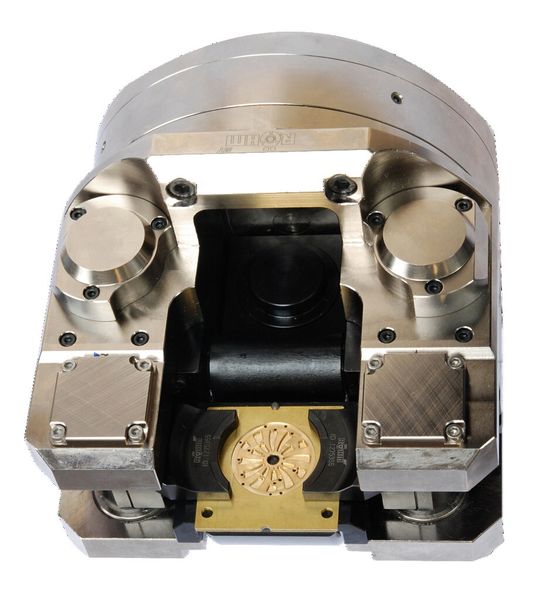 Mithilfe des Kraftspannfutters KPF-MT lassen sich Platinen beidseitig in einer Aufspannung präzise bearbeiten. (Röhm)