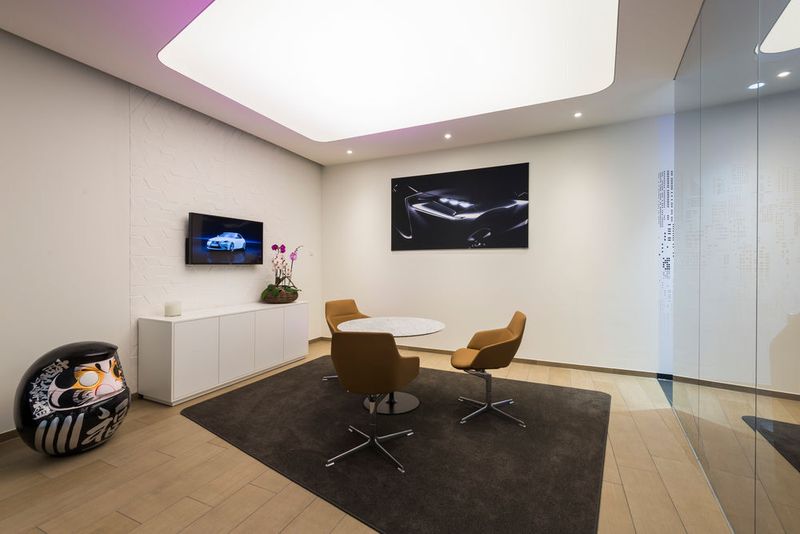 Die Fahrzeugauslieferung wird in einem separaten Bereich zelebriert. Die satinierte Scheibe rechts im Bild wird per Knopfdruck transparent und gibt den Blick auf das neue Kundenauto frei. (Trancerapid Photography)