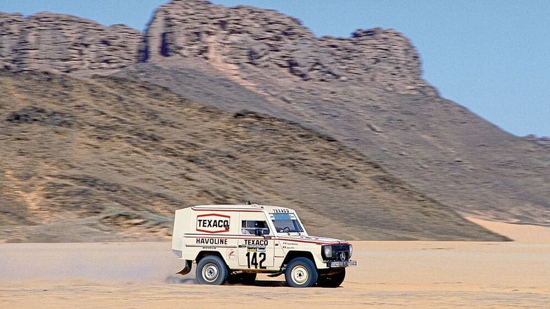 Abgesehen von den Veränderungen am Motor verfügte die Rallye-G-Klasse über eine sonore Gruppe-A-Auspuffanlage. Karosserieseitig waren Motorhaube, Türen und Kotflügel aus GFK gefertigt. Hinzu kamen Aerodynamikanbauten an Front und Heck aus Alu sowie ein Motorunterfahrschutz und die Heckklappe aus demselben Material. (Bild: Mercedes-Benz AG)