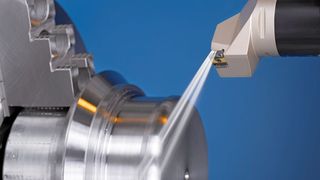 Bei der Hochdruckkühlung gelangt das Kühlmittel zielgerichtet in die Schnittzone und die Wärme wird dort deutlich besser abgeführt.  (Bild: Iscar)