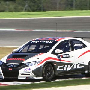 Fit für die FIA Tourenwagen-WM 2013: Der neue Honda Civic WTCC 2012 wird derzeit auf der Rennstrecke von Vallelunga nördlich von Rom getestet.