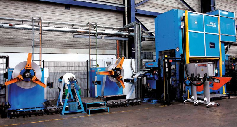Über eine ausgefeilte Automation von Dreher werden drei Materialschichten von drei Coils abgewickelt und der Presse zugeführt. (Bild: Haid)