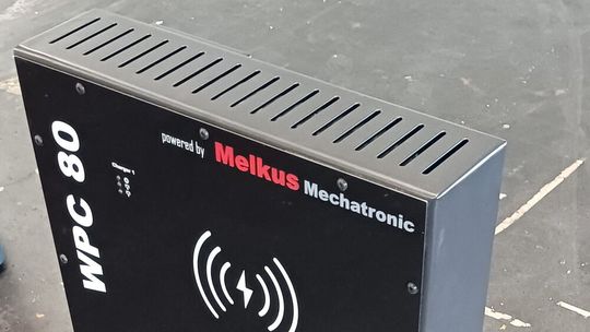 Beim kontaktlose Laden von AGV wird das Energiefeld nur dann aufgebaut, wenn das Fahrzeug anwesend ist, und bleibt beim Ladevorgang innerhalb von AGV und Ladestation. Die Personensicherheit ist jederzeit gewährleistet.(Bild:  Melkus)