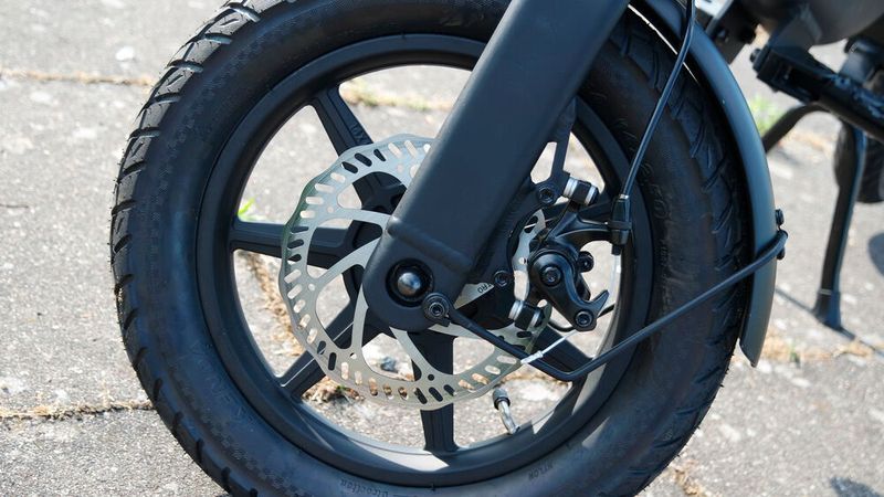 Die Scheibenbremsen reichen absolut aus, doch in der Preisklasse könnte man auch hydraulische Bremsen erwarten. (Bild: Mario Hommen/sp-x)