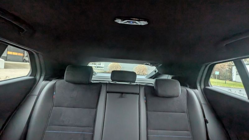 7. Die Übersichtlichkeit: Der Blick nach hinten ist durch das abfallende Heck und die wuchtige C-Säule deutlich eingeschränkt. Da wundert es nicht, dass ein Parkassistent und eine Rückfahrkamera serienmäßig mit an Bord sind. (Bild: Mauritz – VCG)