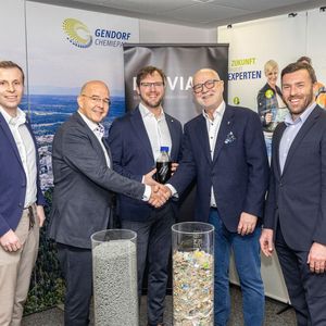 Freuen sich über die gemeinsame Zusammenarbeit (v.r.n.l.): Dominik Gschwendtner (Geschäftsleiter Infraserv Gendorf), Martin Nitz (CEO Pruvia), Andreas Kurz (COO Pruvia), Christoph von Reden (Geschäftsleiter Infraserv Gendorf) und Jan Schäfer (Finance & Legal Pruvia).(Bild:  Heiner Heine)