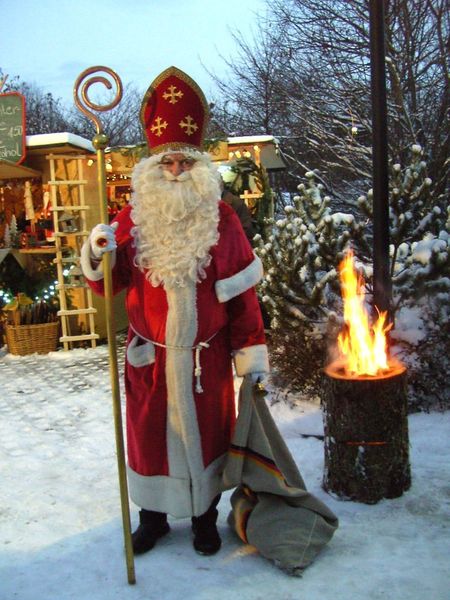 Auch der Heilige Nikolaus war zu Gast auf dem Weihnachstmarkt von PiE. (Archiv: Vogel Business Media)