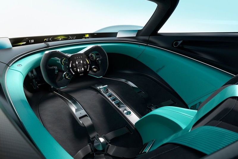 Armaturenträger, Türverkleidungen und Sitze gehen fließend ineinander über und formen eine kokongleiche Einheit. (Bild: Xiaomi)