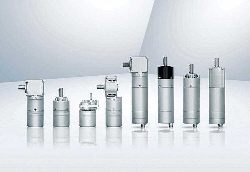 Mit 42, 63 bzw. 80 mm Durchmesser decken die drei Motor-Baugrößen den Leistungsbereich von 30 bis 750 Watt ab und lassen sich auf Grund der modularen Bauweise innerhalb kurzer Zeit flexibel an die konkrete Aufgabenstellung anpassen, also mit Regelelektroniken, Getrieben, Encodern und Bremsen kombinieren.  (EBM Papst)