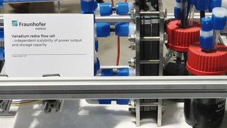 Die Grundlagen von Redox-Flow-Zellen werden zurzeit erforscht. Zellgeometrien und -materialien sollen optimiert werden. Ziel sind höhere Energiedichten, größere Effizienz, höhere Batterieleistungen sowie geringere Fertigungskosten. (Bild: Isenburg)