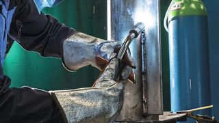 Beim MAG-Schweißen hochlegierter Werkstoffe trägt ein exakt abgestimmtes Schutzgas wesentlich zur Prozesssicherheit und Nahtqualität bei. (Bild: Air Liquide)