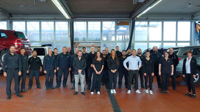 Für die Zufriedenheit seines insgesamt 45-köpfigen Teams tut Thomas Durst (links) viel. Denn nur dann kann es auch die Kunden zufriedenstellen. (Bild: Rosenow/»kfz-betrieb«)