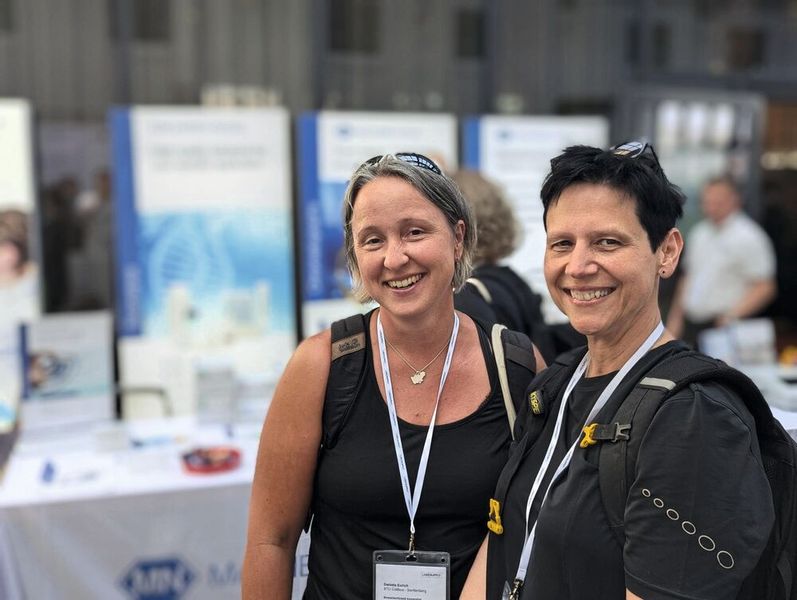 Besucherstimmen der LAB-SUPPLY Berlin 2025  Daniela Eurich (l.) und Jana Ducke – BTU Cottbus - Senftenberg:  Eurich: „Wir haben verschiedene Stände besucht und neue Firmen kennengelernt, tatsächlich auch andere als nur die großen, die man sonst kennt.“    Ducke: „Ich komme jedes Jahr zur LAB-SUPPLY Berlin, weil es immer interessant ist, die Neuheiten zu sehen.“    Mehr Infos zu den kommenden LAB-SUPPLY-Messen finden Sie auf www.lab-supply.info (Bild: VCG – Lüttmann)