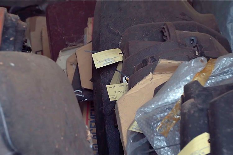 Neben den Autos lagerten auch zahlreiche Ersatzteile in den Scheunen, oft sogar beschriftet. (Campen Auktioner)