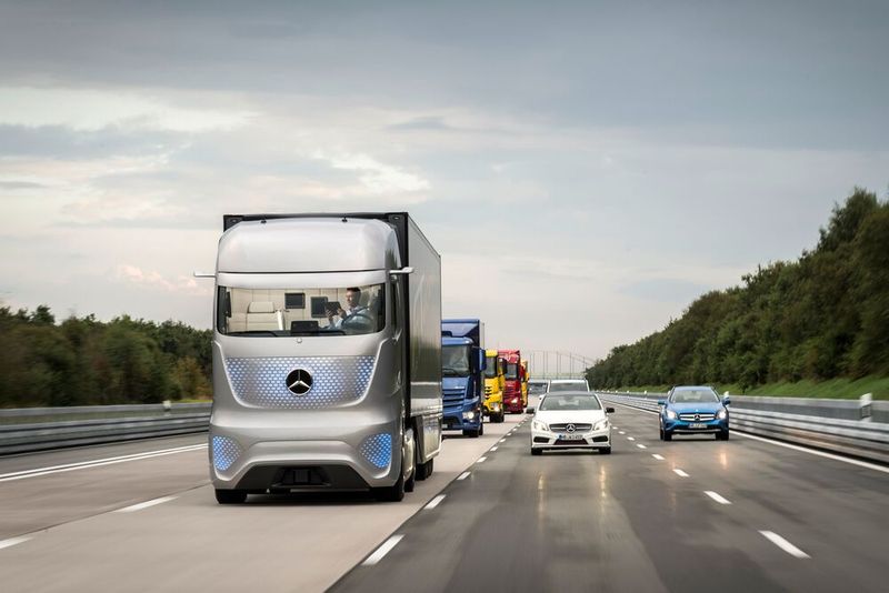 Bereits in wenigen Jahren könnten die ersten Robotrucks auf der Straße sein. (Bild: Daimler)