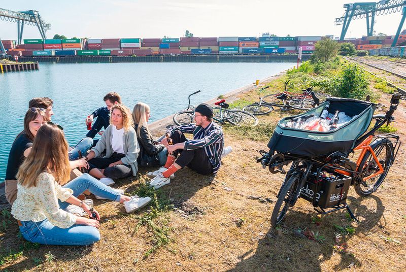 Das Pino Cargo kann so einiges: Es ist Tandem, Kindertaxi, Cargobike und Solorad in einem. (Bild: Hase Bikes)