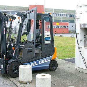 Bei der Brennstoffzellentechnik wird der Gabelstapler in wenigen Minuten mit Wasserstoff betankt. Lange Ladezeiten oder umständliche Batteriewechsel entfallen.
