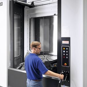 Bei der neuen F 6000 steht Bedienerfreundlichkeit ganz weit oben. Dazu trägt die standardmäßig verbaute Steuerung Sinumerik One ebenso bei wie die deutlich breitere Tür zum Arbeitsraum.(Bild:  Heller)